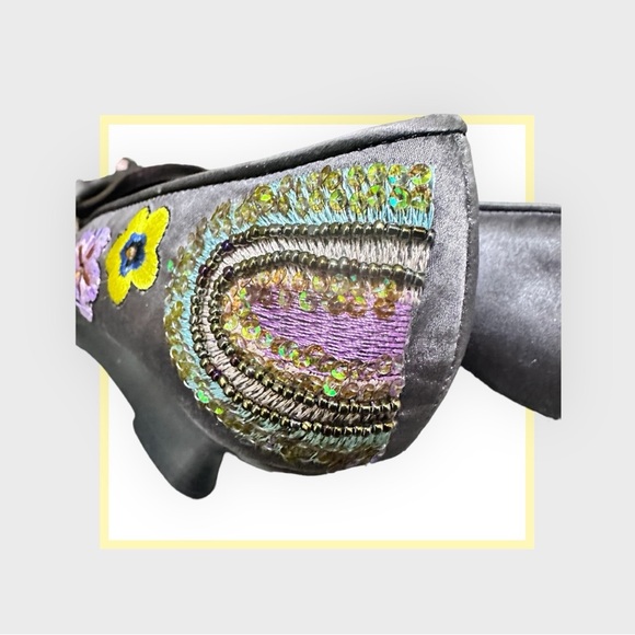 Funky Embellished Gray Satin Boho Charm  Wedges 8.5 - Picture 9 of 15